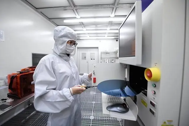 俄罗斯光刻机惊艳亮相，让中国看到进步的动力！