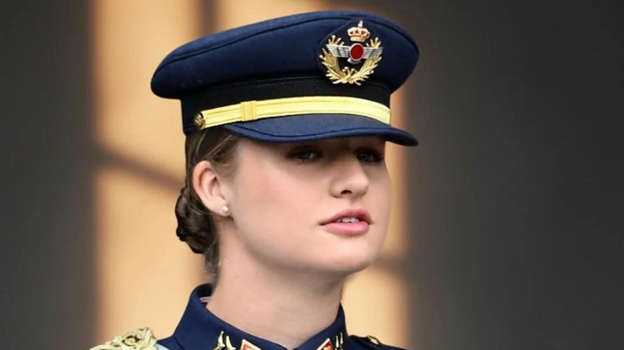 西班牙国庆日庆典，莱昂诺尔公主飒翻全场，妹妹索菲亚甘当绿叶
