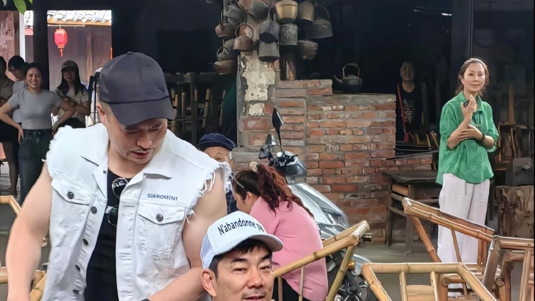59岁任贤齐路照曝光，街边地摊喝早茶，沦为中年大叔，穿搭太土气