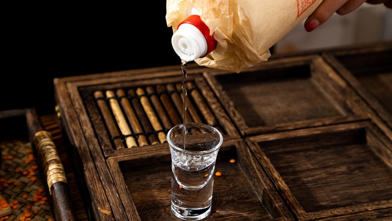 从天上跌到地下，从神坛坠入寒冬，茅台到底怎么了？