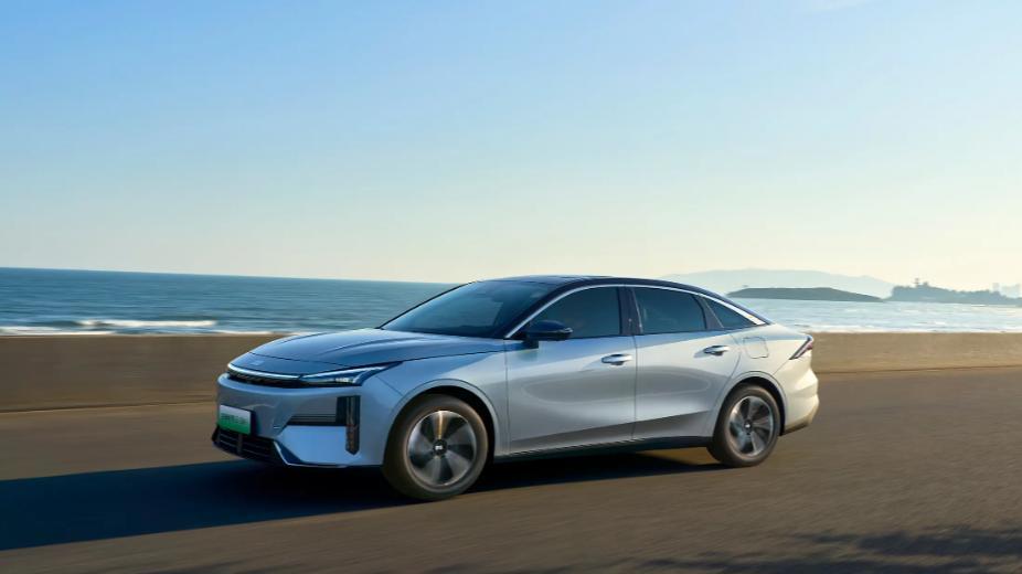 吉利银河L6 EM-i预售，8.98万起，全新雷神混动，百公里油耗3.8L