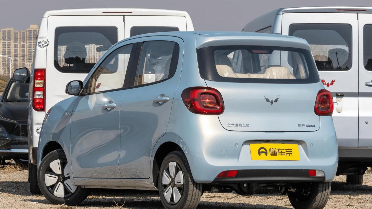 宏光MINIEV四门进阶款现身，4.48万起售，续航205公里，这价格，谁还买A0级燃油车？