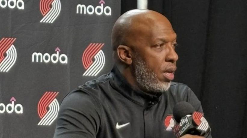 杨瀚森NBA首秀，4分4篮板6犯离场，开拓者主帅表示理解并鼓励