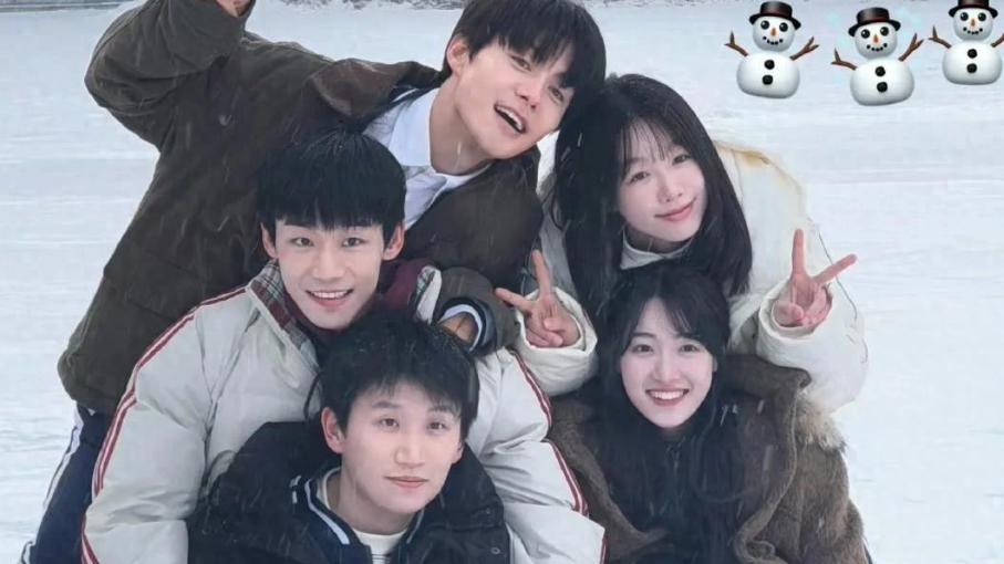 徐梦洁晒《三人行》剧组合照，马天宇不惧争议开心比耶！