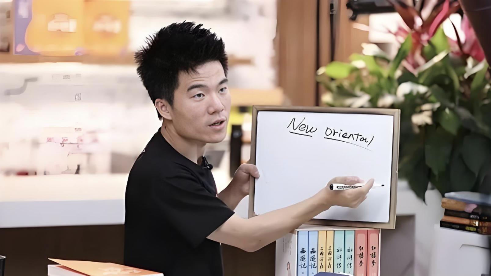 董宇辉：从三尺讲台到千万流量，一个“笨人”的逆袭哲学