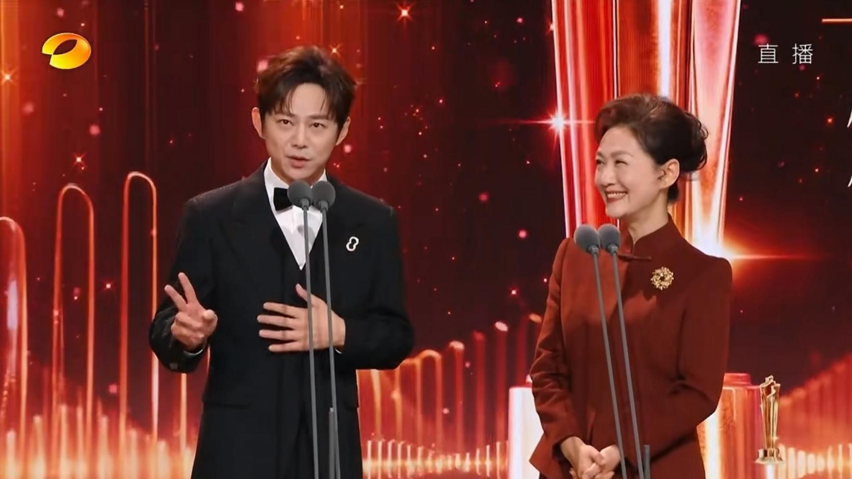 何炅见到海霞激动不已秒变迷弟，海霞热情回应何炅，言语幽默风趣