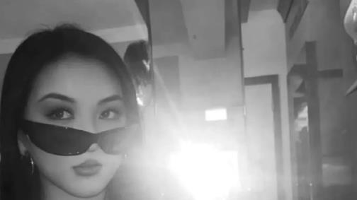 李嫣和朋友聚餐：穿短袖扎马尾特别自信，背影超像王菲