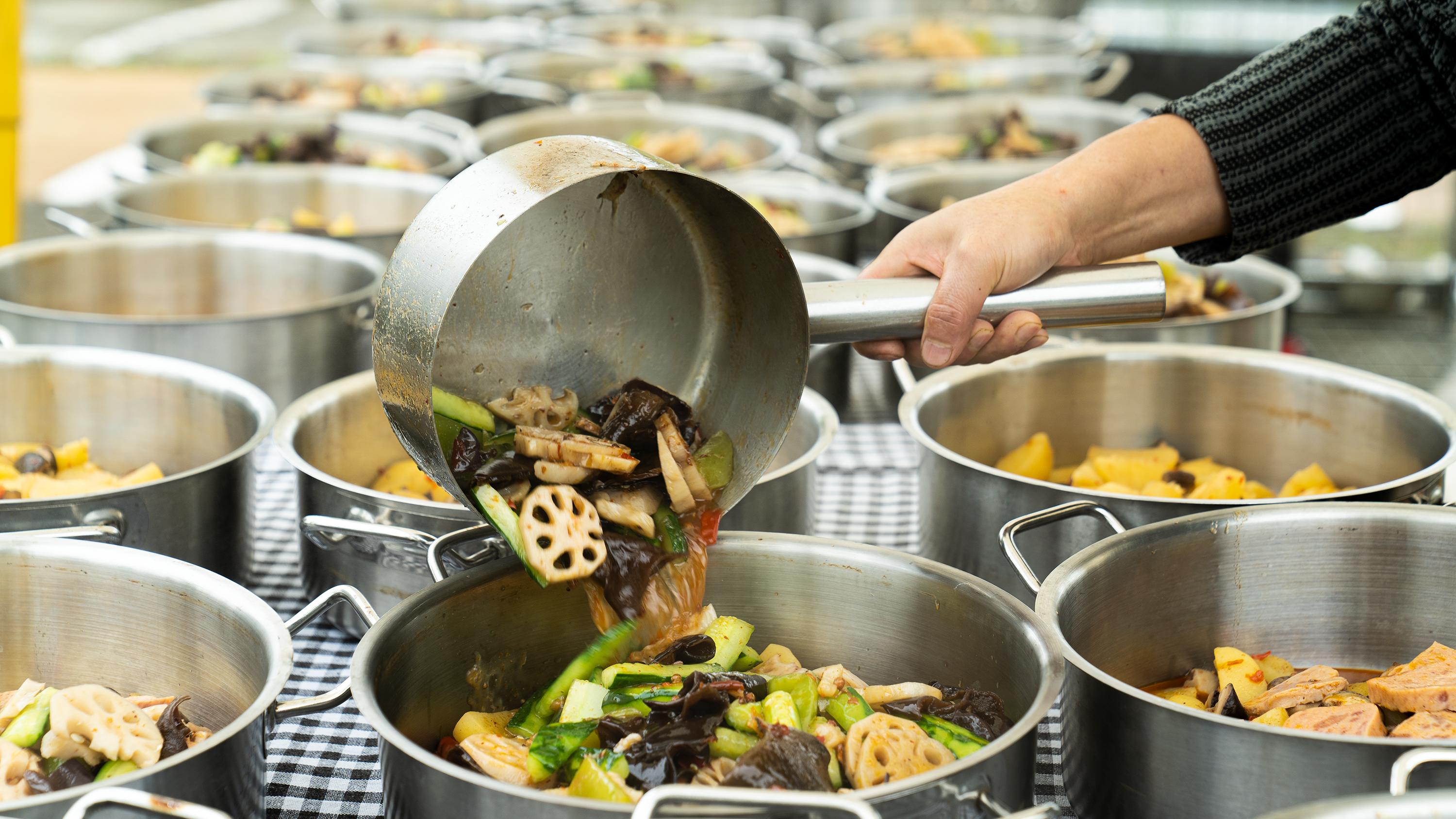 告别冷盒饭！300学生解锁柴火鸡自由!