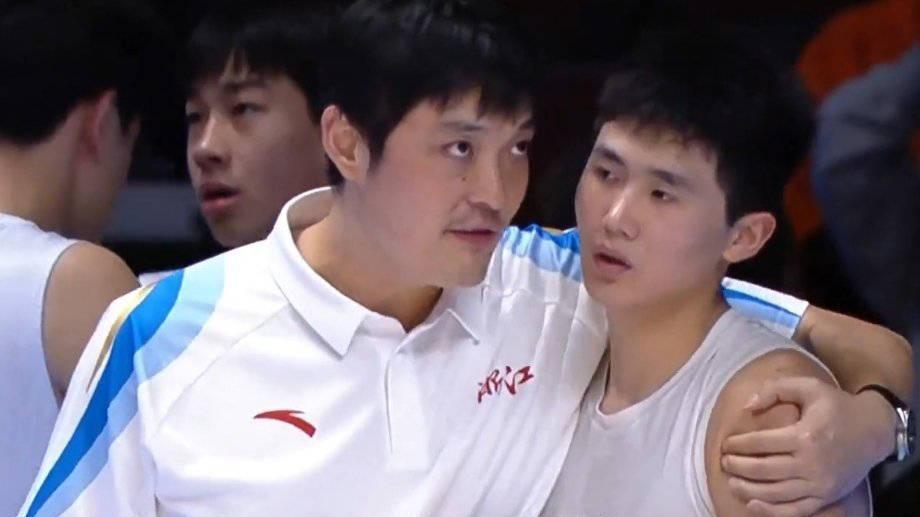 广东U18男篮85-78夺冠！把主帅扔空中！杜锋很开心，盛赞两小将