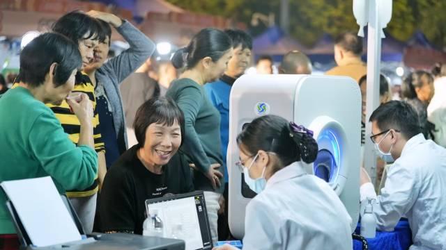 阅镇观｜一场中医趣集背后：一座小镇的健康雄心与担当