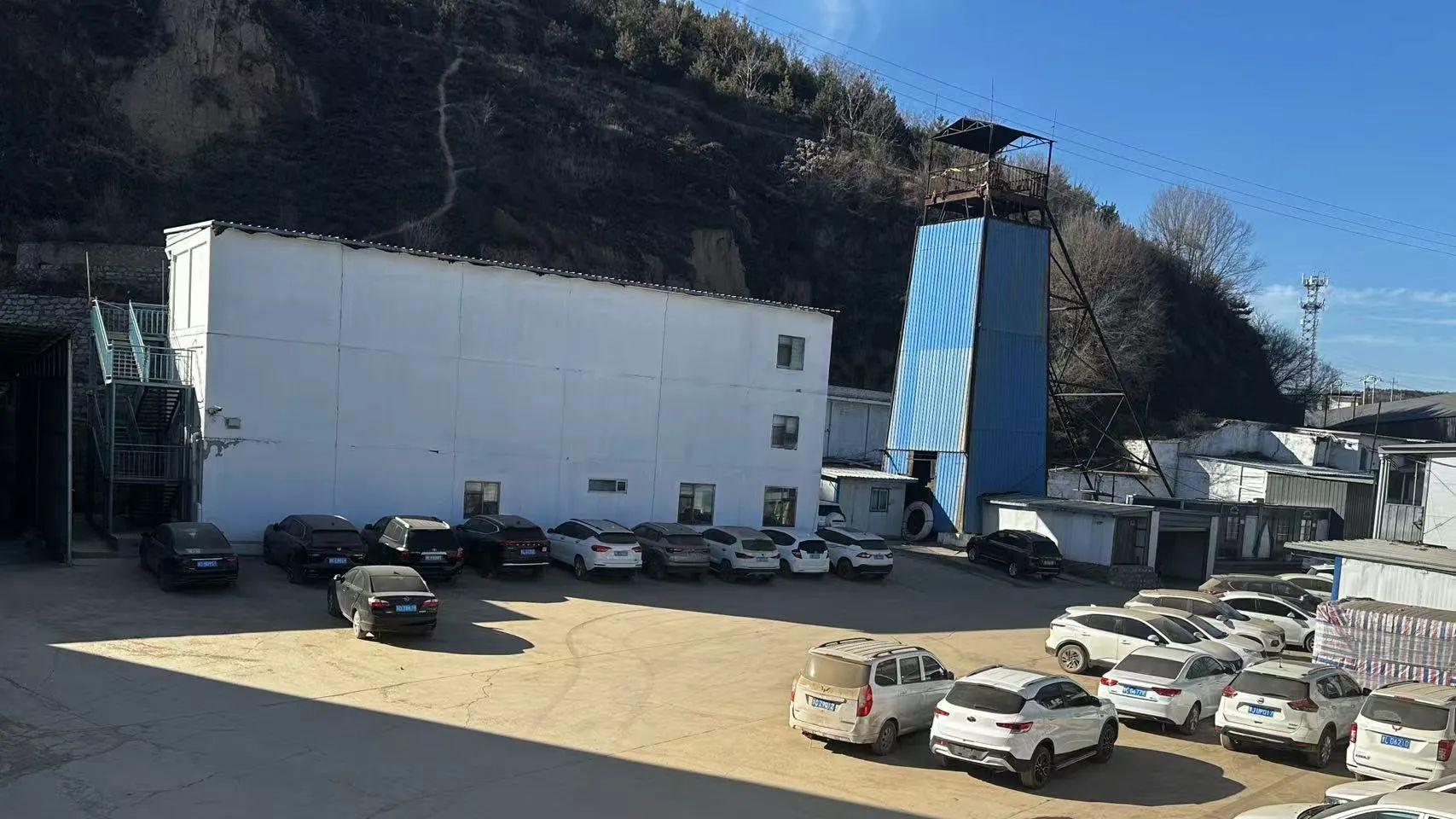 山西吕梁聚鑫矿业长期非法采铝矿，设隐蔽开采面且存重大安全隐患