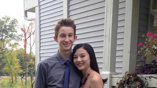 宋祖儿旧照曝光，15岁穿高跟鞋低胸装，与房东儿子搂搂抱抱