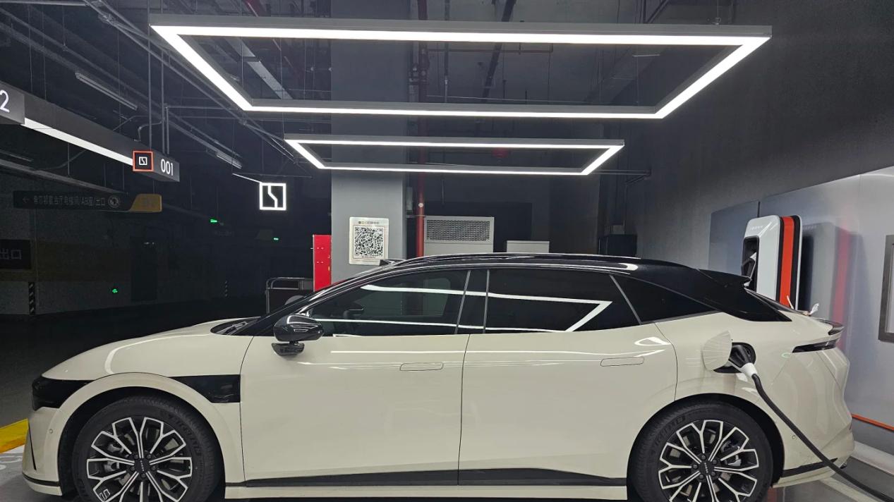 极氪的豪华，是看得见的服务温度