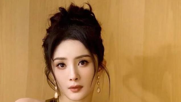 跨年收视王炸揭晓，杨幂不慎误击大张伟头，甜美风暴席卷舞台