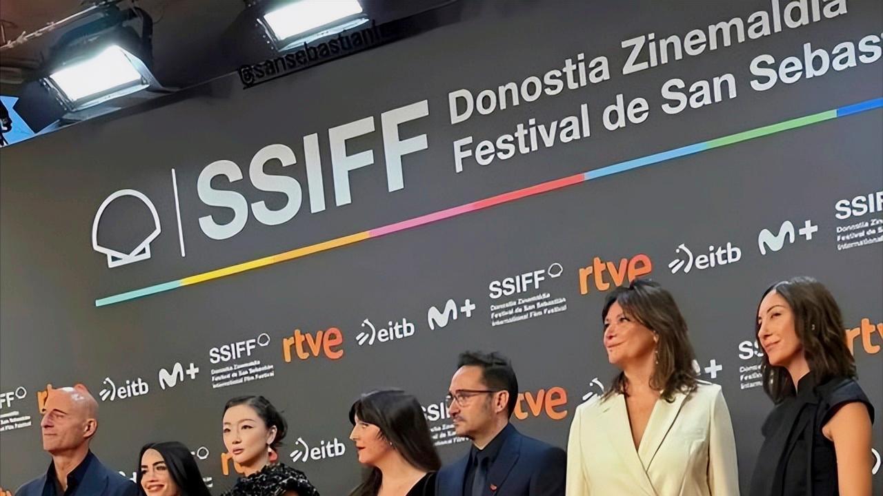 这一夜，被身材小巧的周冬雨惊艳，凭借顶级骨相也能展现强大气场