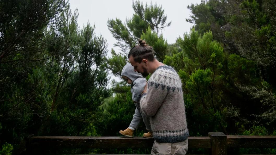 经常被抱和不常被抱的孩子，长大后明显有这3个差异
