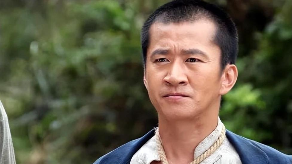 抗战剧里的硬汉战士，40岁回老家卖炒面，张颂文那句话说中了真相