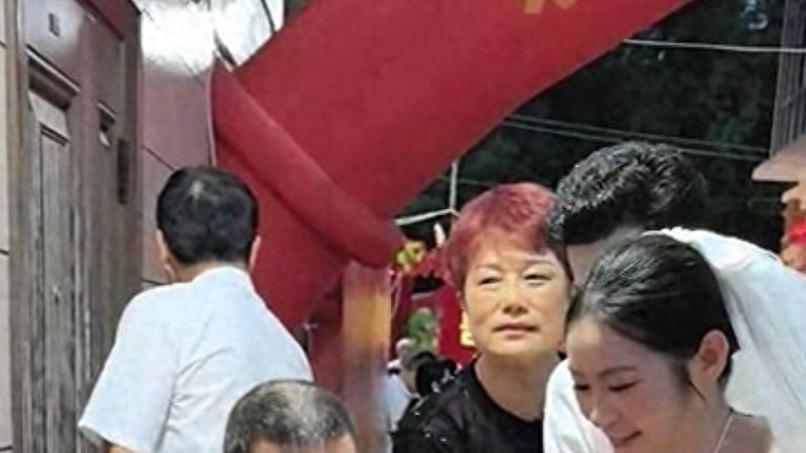 湖北一新娘穿婚纱敬酒，男生不敢抬头看，网友：就不能换套衣服吗