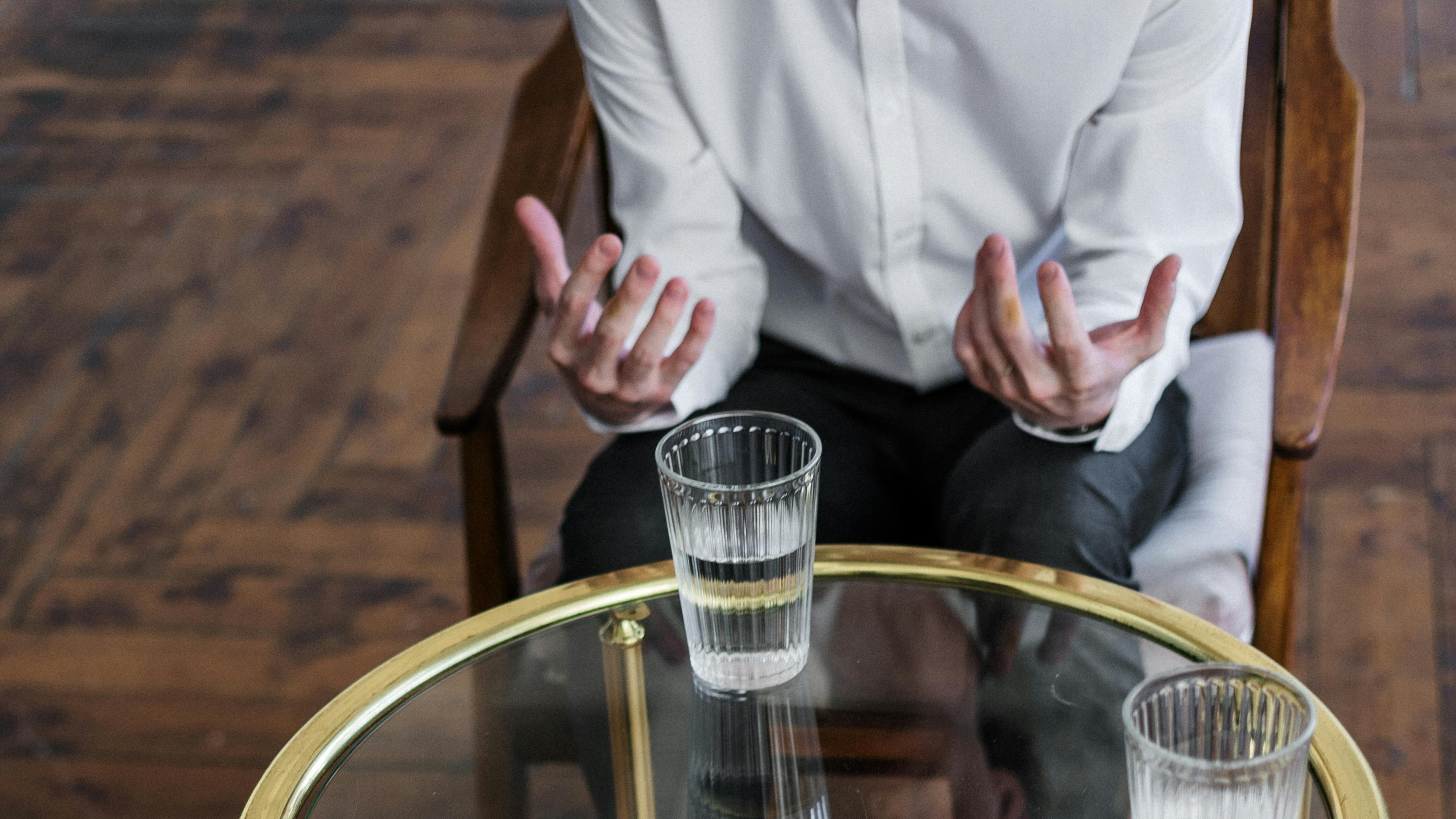 老板特别爱开会，早上来了就开会，开完大会开小会，早上开完，下午开，一天要开好多会，这正常吗？