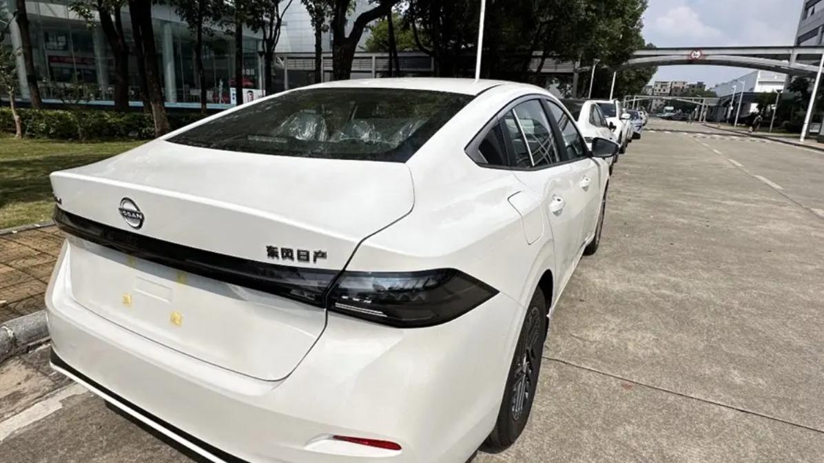 新版轩逸设计挺炫酷，年轻感觉是有了，祖传1.6L自吸依然能打？