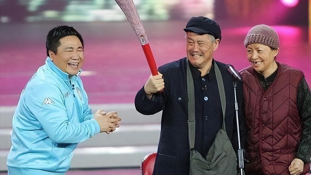 宋丹丹和三婚老公逛商场，71岁赵玉吉儒雅有型，十指紧扣好甜蜜