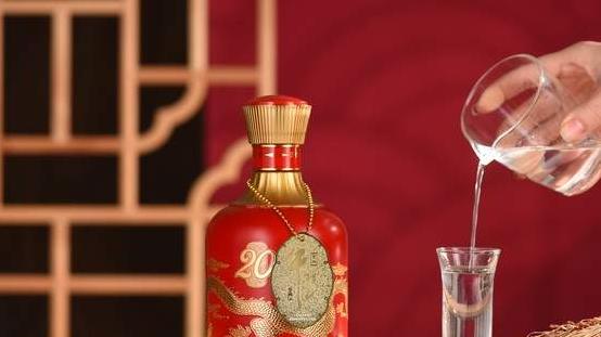 县城烟酒店陷两难：卖名酒怕亏，不卖客人就走？破局得靠这几步