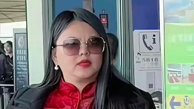 胖到走路需拄拐，李湘近照爆肥引热议，精致土又满脸横肉像女大佬