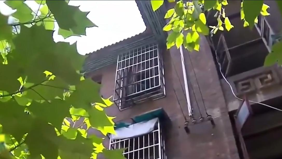 抛妻弃子11年，近60岁与新欢生下二胎儿子，养不起竟逼前妻卖房子