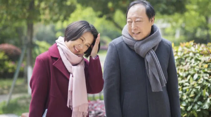 47岁阿姨再婚嫁个铁公鸡每月倒贴3000元，离婚后请我回来照顾每月给我5000元，再婚不如做保姆
