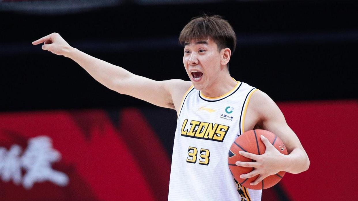 10名CBA球员退役！韩德君最老，广东双胞胎共进退，许钟豪没人要