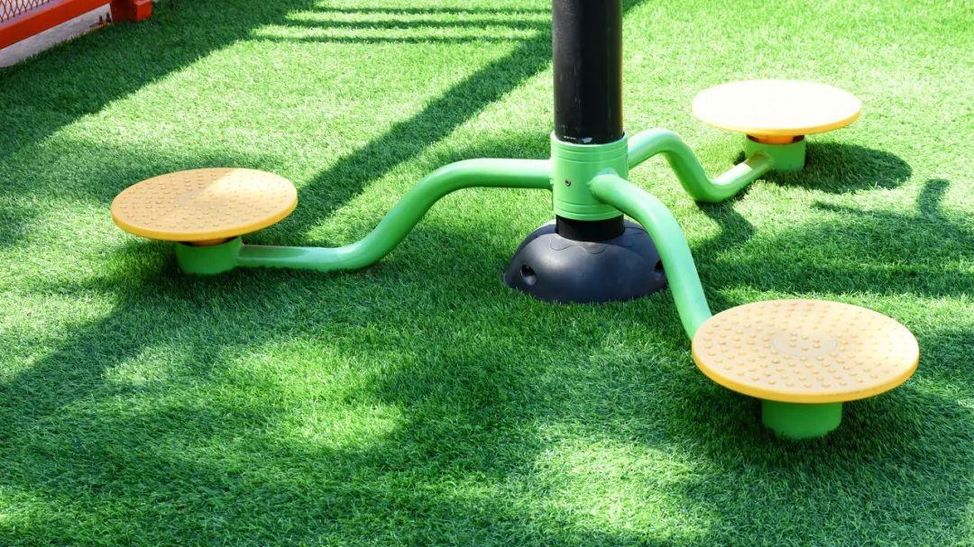 不必去健身房了！你家楼下的健身器材也是真宝藏