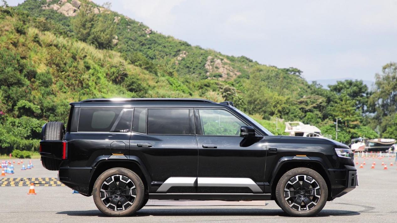 比亚迪版“霸道”上市！车长近5米2，配无人机+激光雷达+2.0T插混