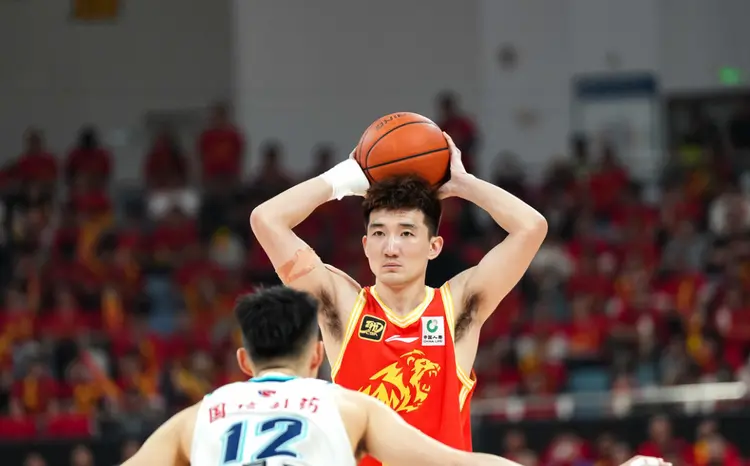 拒绝黑八奇迹！广厦3比2淘汰青岛晋级四强，奇兵砍14分7板立大功