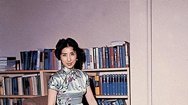 2014年，张灵甫遗孀王玉龄在上海家中留影，那年她86岁，气质不凡