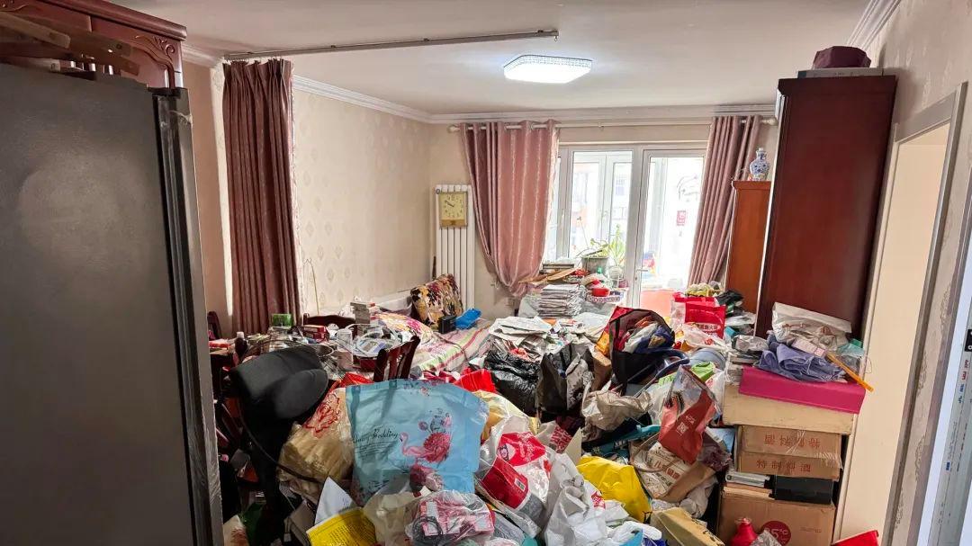 每月退休金超9000元的老人，家中为何却堆满垃圾？
