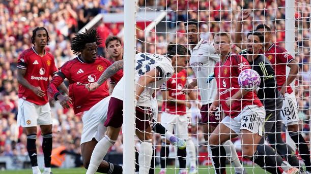 阿森纳争议破门赢球！曼联21脚射门颗粒无收，2.2亿锋线屡造威胁！