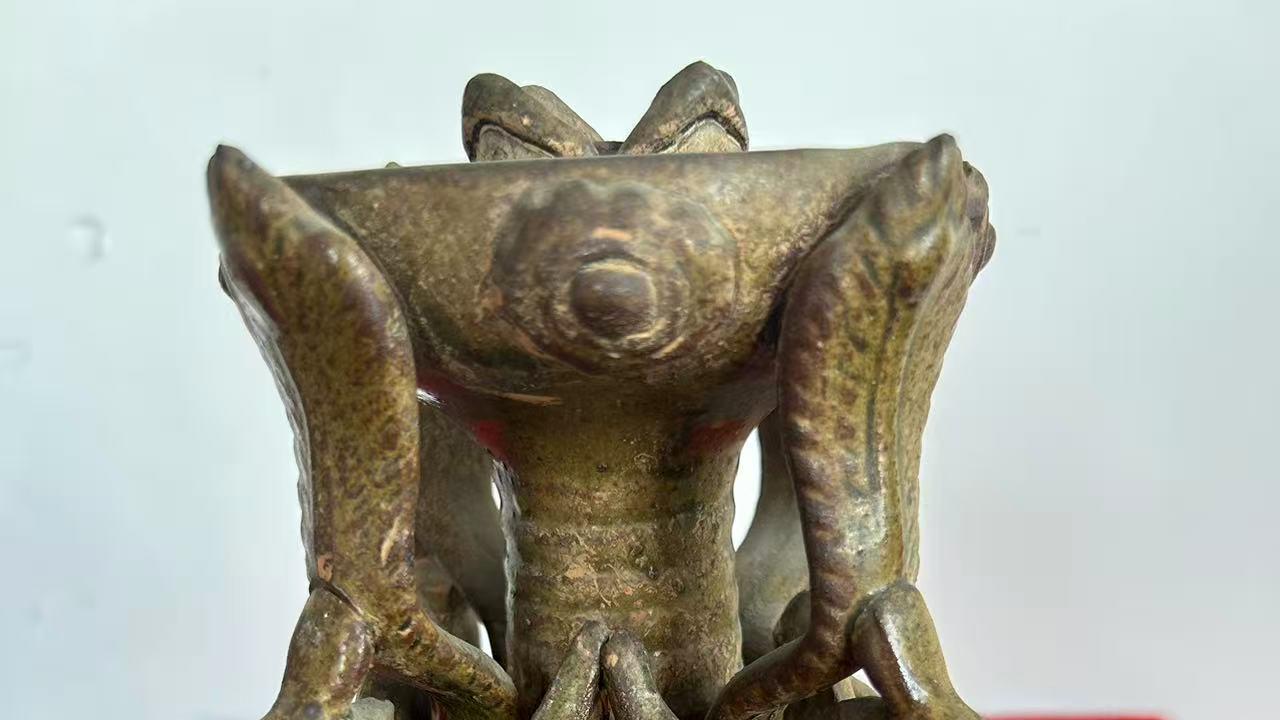 《青釉凤纹韵，酱釉花口情 —— 双瓶并赏，解码古瓷工艺的雅致与厚重》