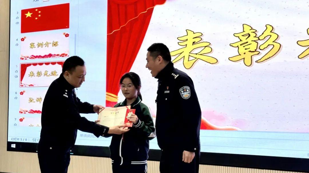 14岁少女拆开9.9元快递，竟拽出10万洗钱网！警方：教科书式反杀