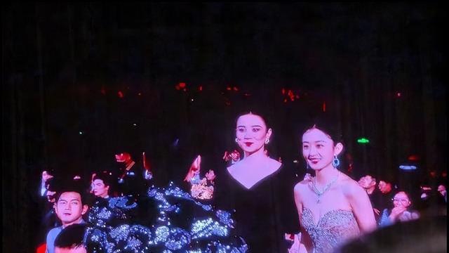 刘亦菲电视剧盛典压轴亮相，红毯造型美翻全场，咖位直线上升