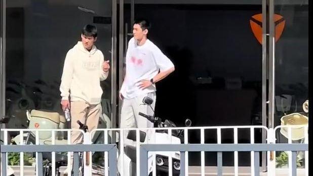 广东队二消息：麦考尔走路一瘸一拐，王洪泽和陈家政买电动车