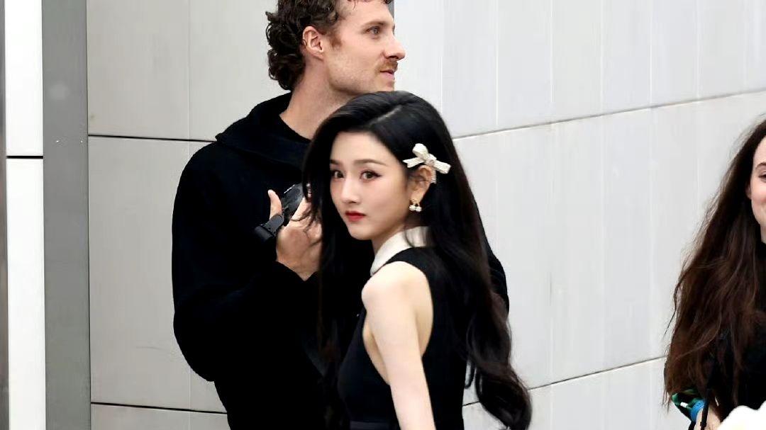 巴黎时装周：孙俪气质最绝，张小斐长腿抢镜，Lisa太敢穿