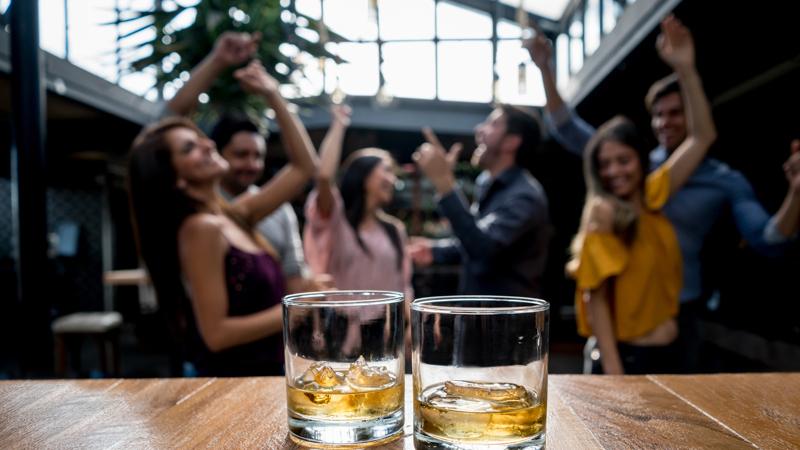 社交规则：社交和气温密切相关，具有热胀冷缩属性