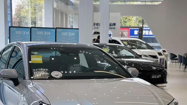 凯美瑞智驾版实测，市区通勤两月不加油，新能源车主直呼意外