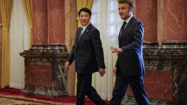 全面谈妥了，马克龙离开越南，登机前写出13个字，美国接到挑战书