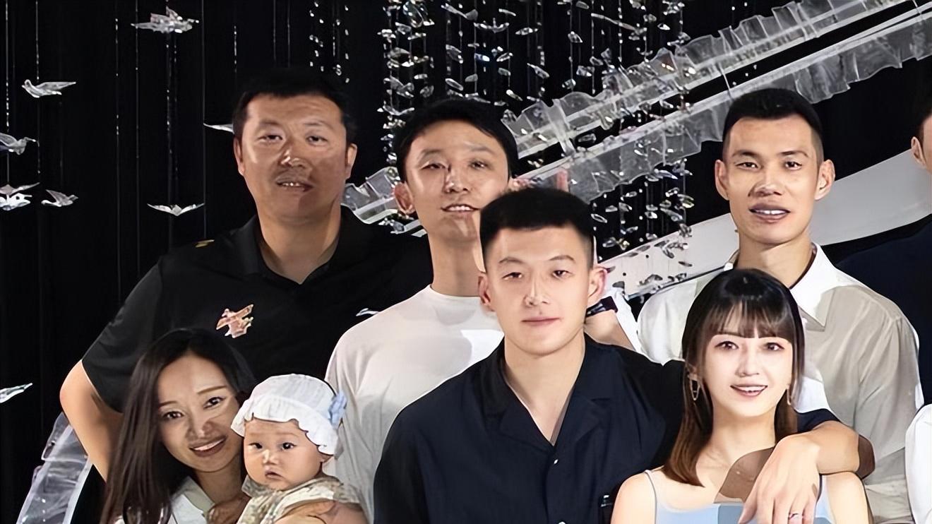 王治郅近况：48岁转型成功，二婚妻子绝美，再生一对儿女很幸福