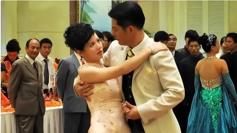 离婚6年，再看程愫那“内地混不下去”的前夫，他后悔俩字无处说