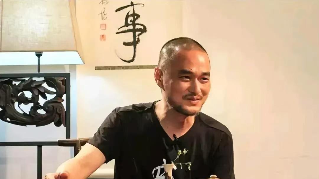 冯唐说：不论有钱没钱，最好的活法，物质低配、关系低耗、情绪低温，希望你能做到