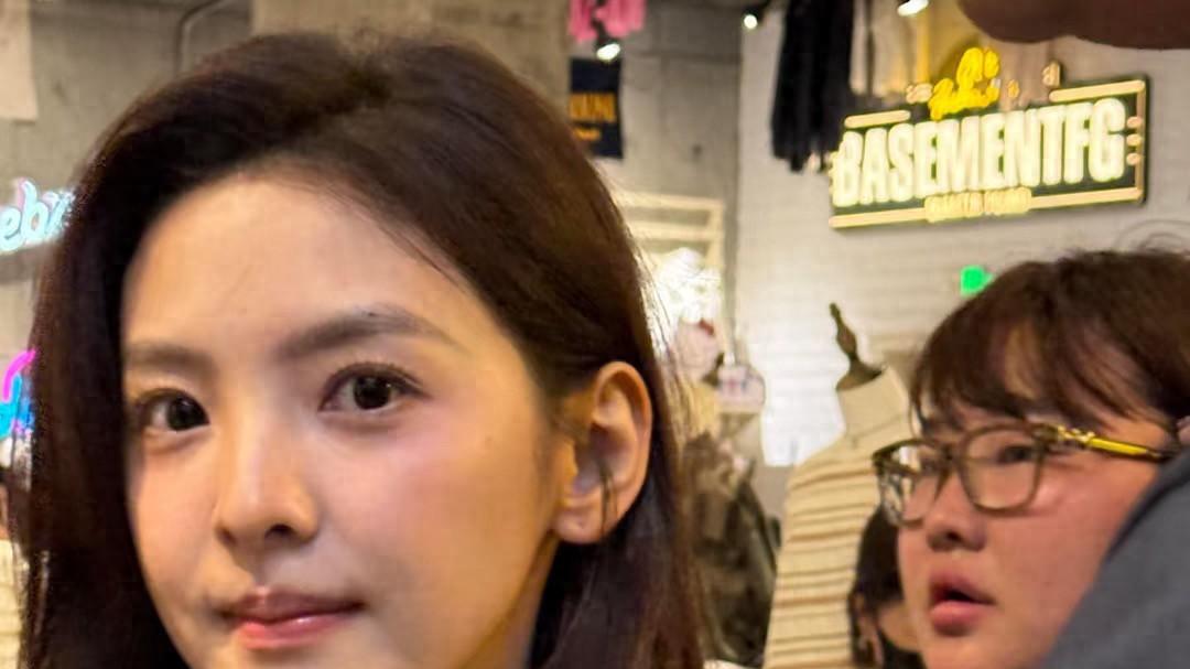 章若楠3妹结婚了！亲妈弟弟出镜很富态，新郎个不高是本地富家子