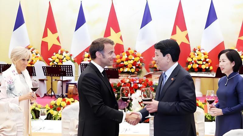 卡塔尔刚取消25架波音飞机订单，转头就签了法国90亿欧元大单！