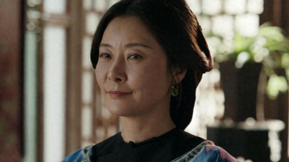 ​别再吹“少女感”了！柯蓝用一脸皱纹告诉你，什么才是顶级女人味